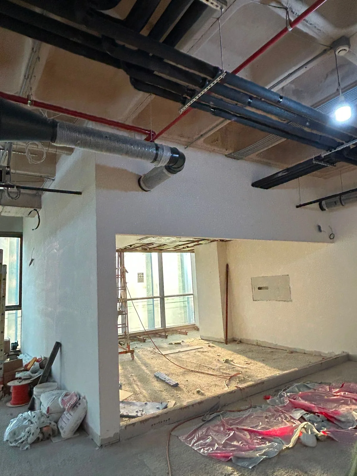 Pencere önünde malzeme hazırlığı yapılan ofis alanı