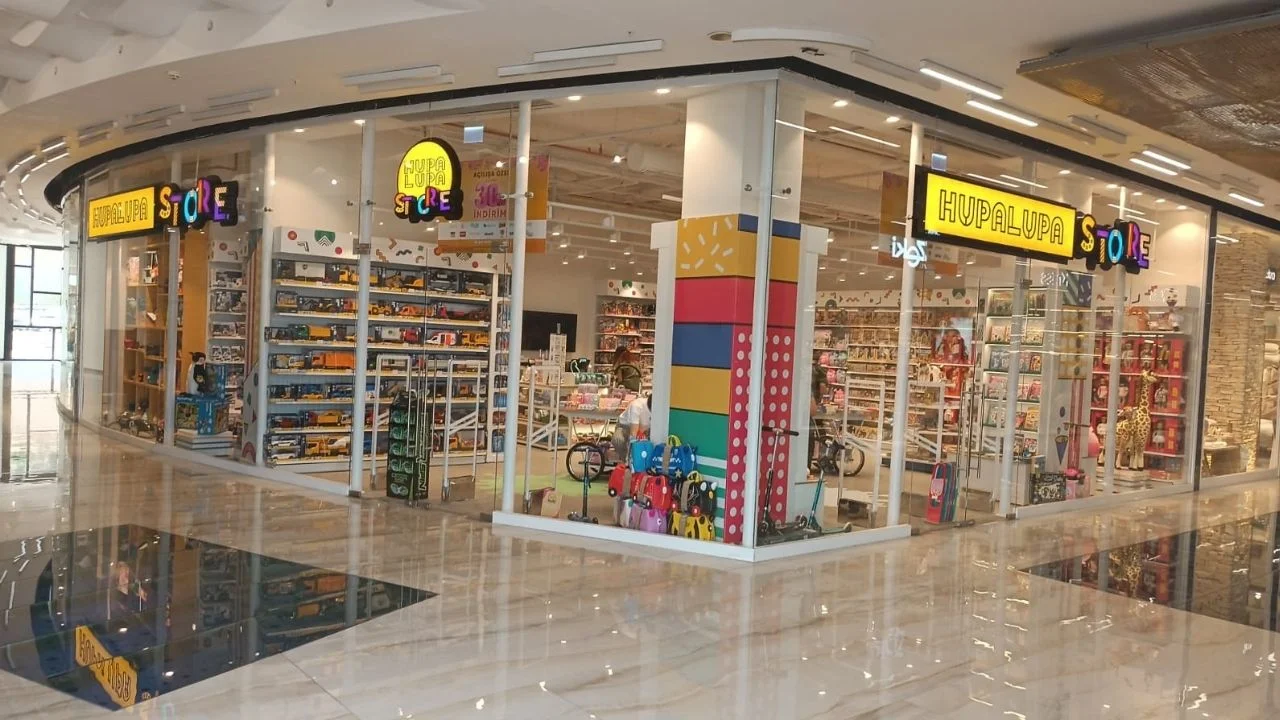 A Plus AVM Hupalupa Store mağazasının cam cephesi