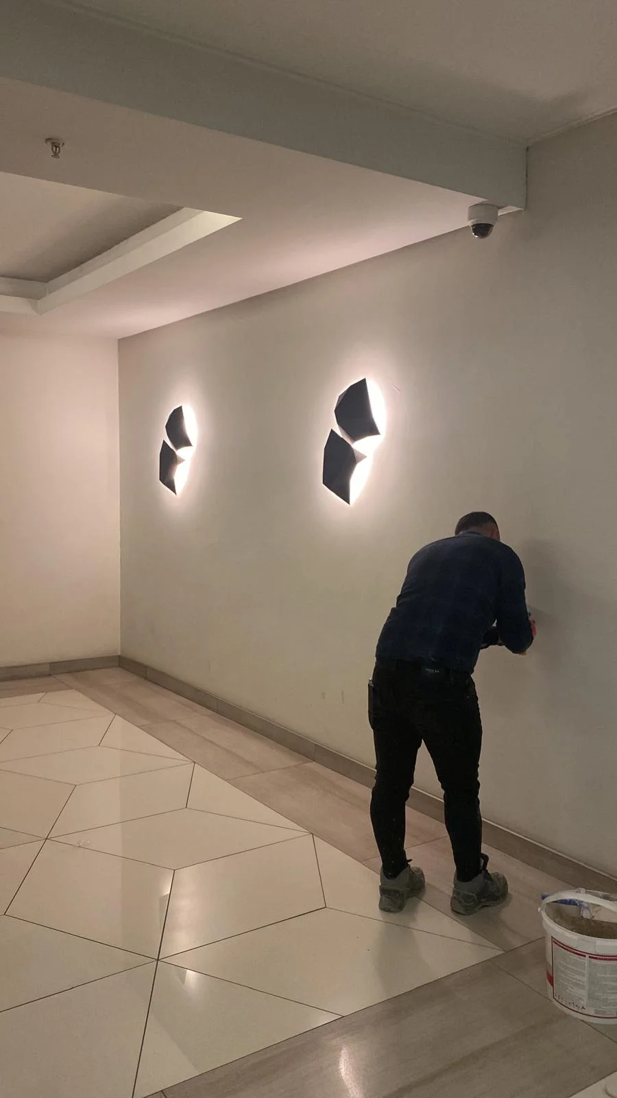Beymen projesinin uygulama aşamasında koridor ve tavan çalışması