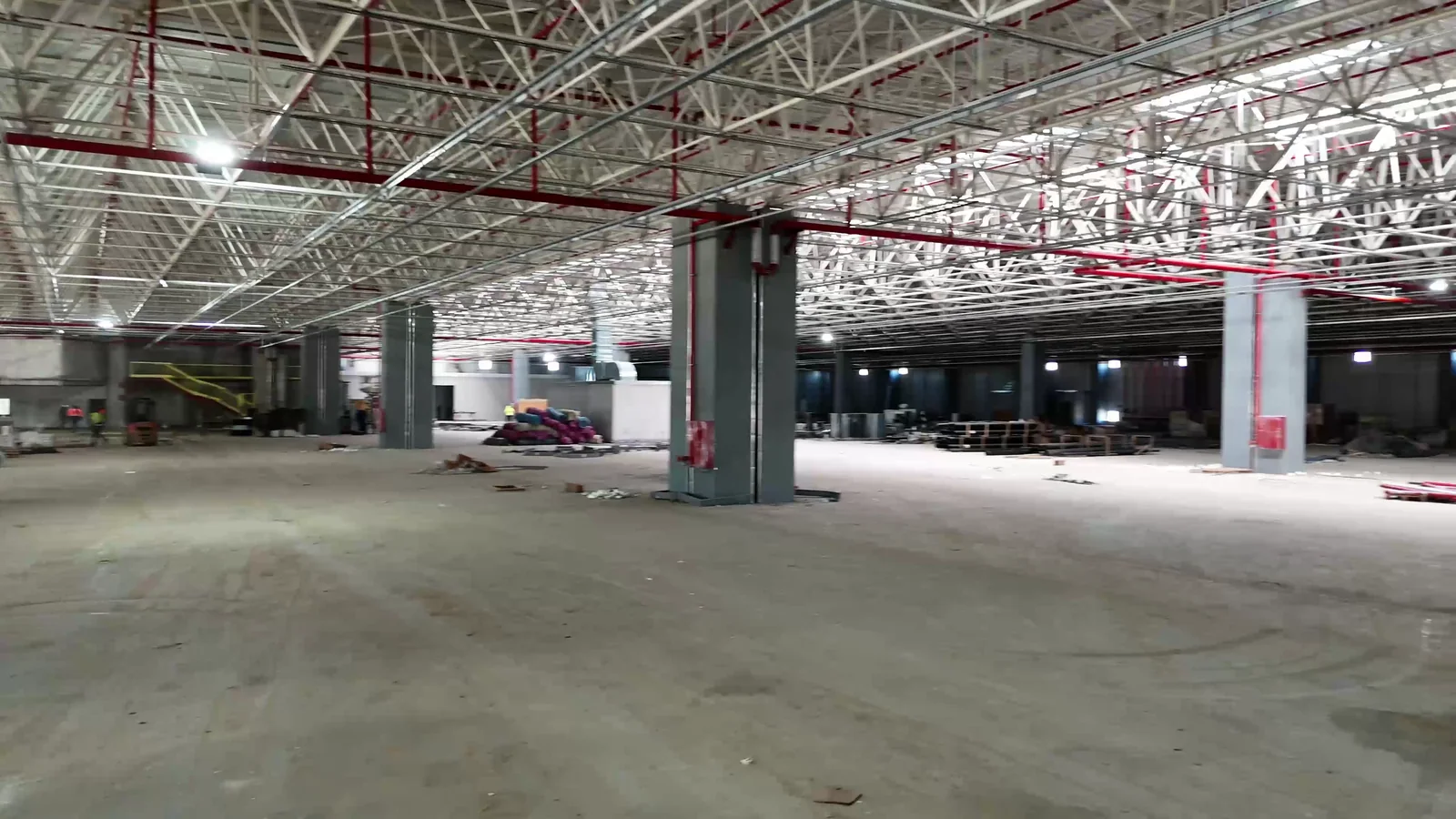 Large interior volume beneath the steel roof trusses of the BIM Tuzla warehouse