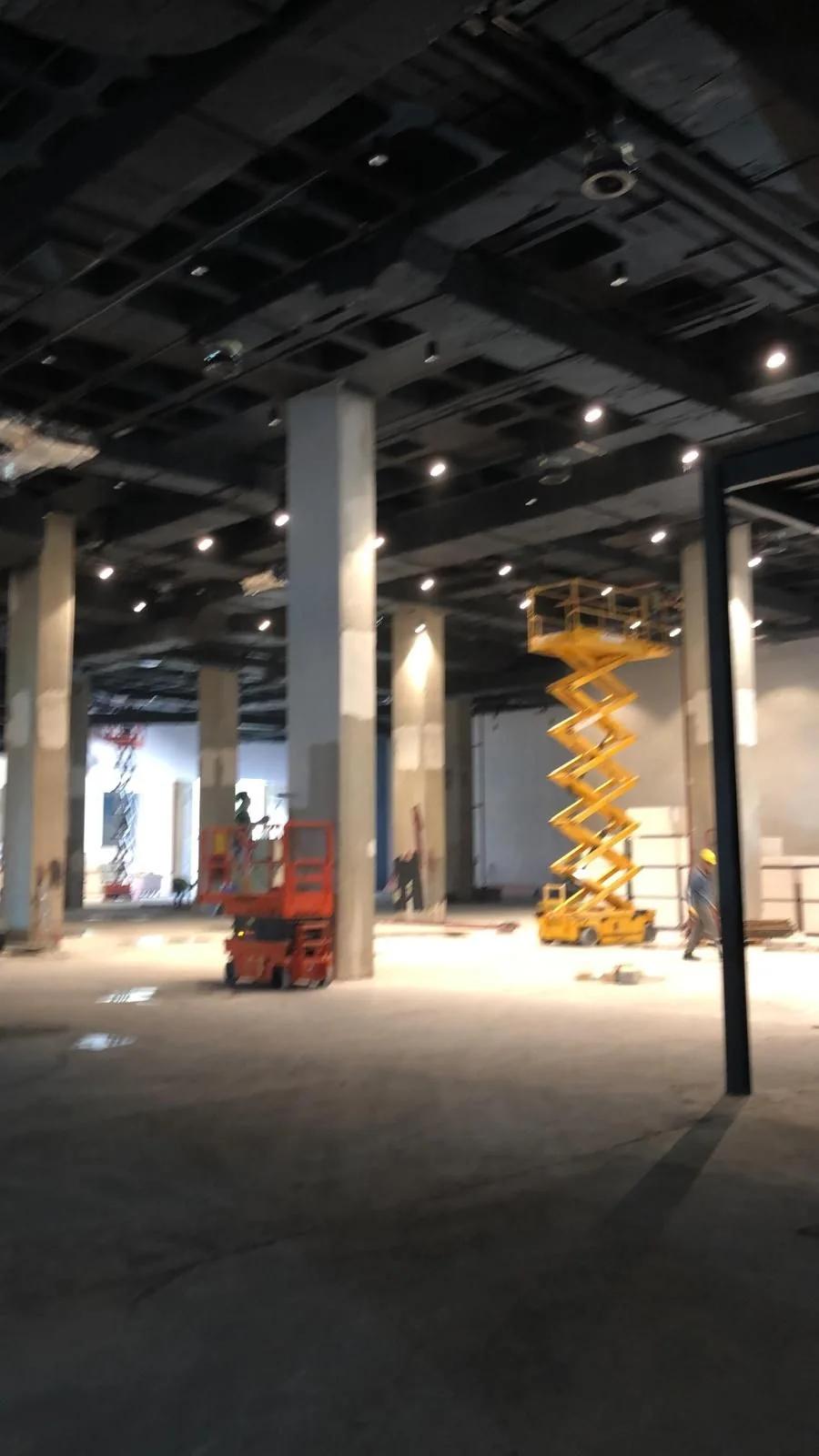 DasDas salonunda kolonlar ve makaslı platformlar