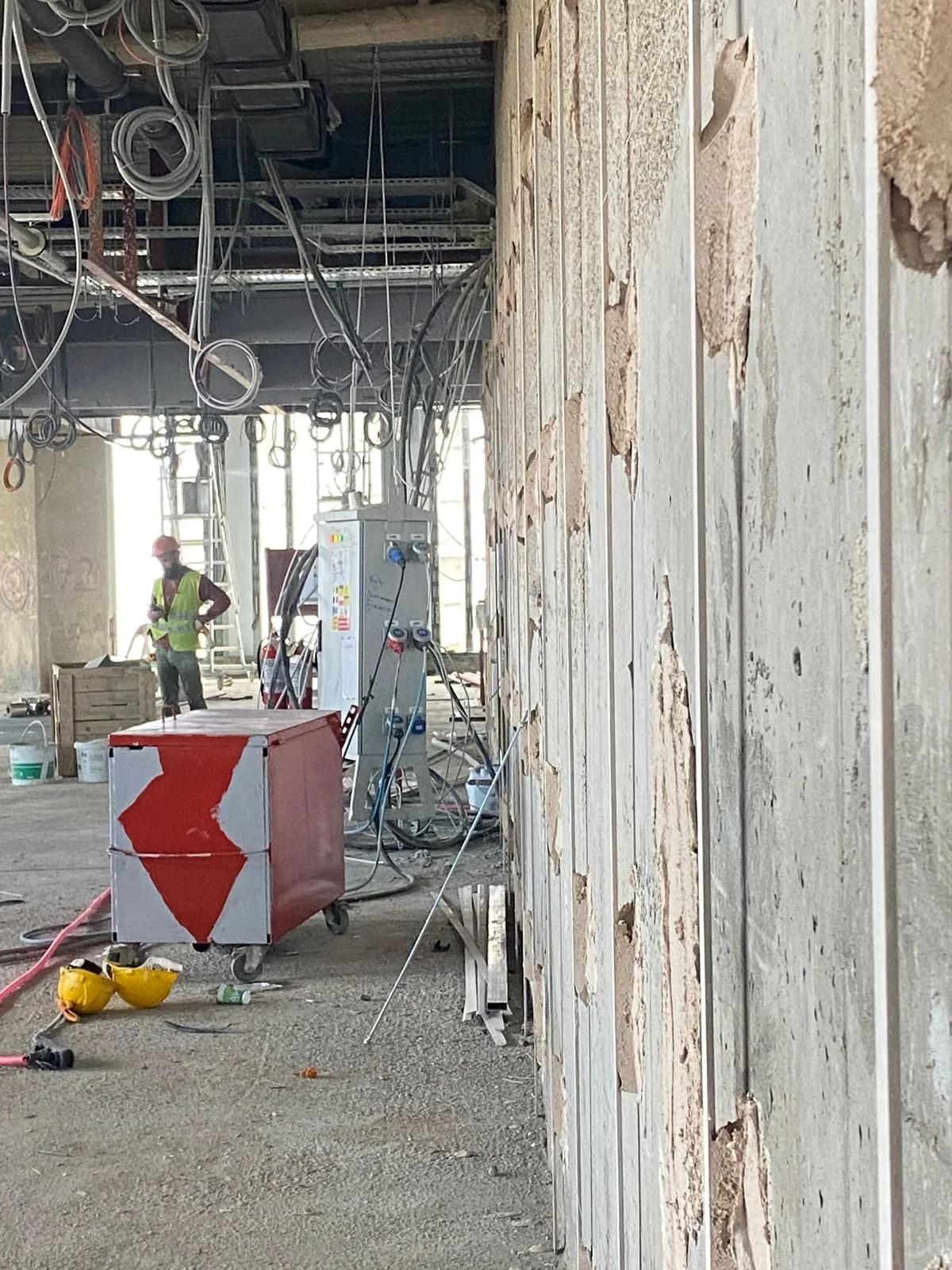 Site equipment in front of a marble-effect wall