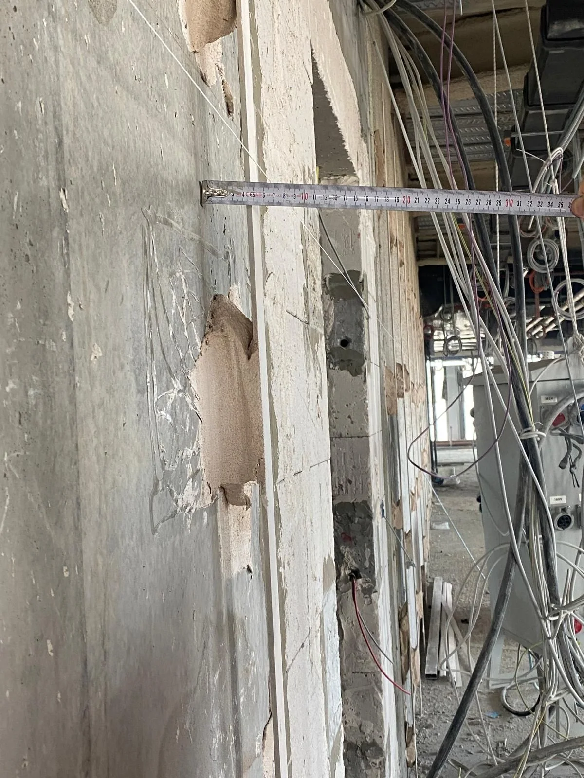 Measuring a wall with installations using a steel rule