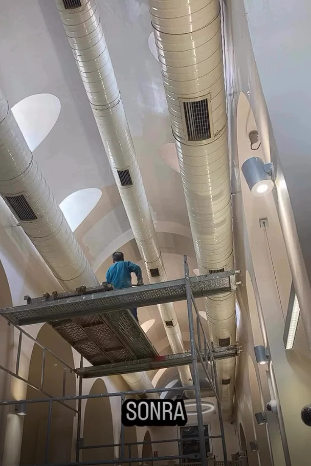 Works on scaffolding beneath the Grand Bazaar arches