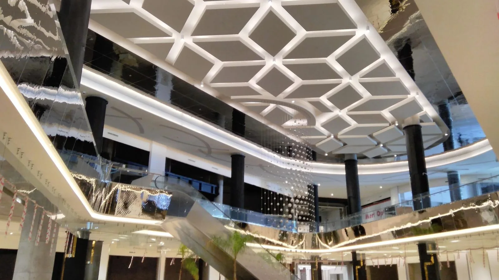 Metropol’de altıgen tavan ve aydınlatma uygulaması