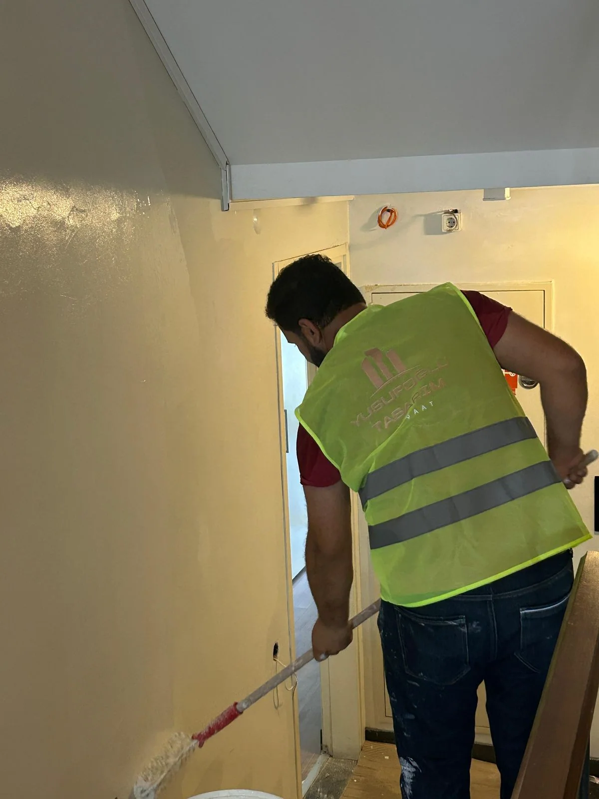 Eğimli tavanlı odada duvar boyası uygulaması